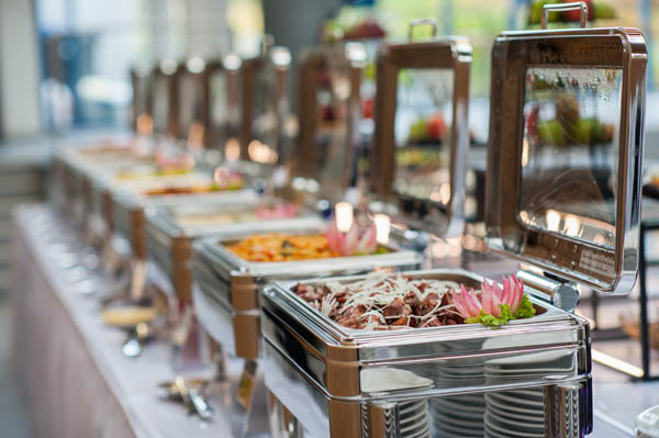 Exklusives Hochzeitsbuffet mit elegant präsentierten Vorspeisen und luxuriöser 600x400